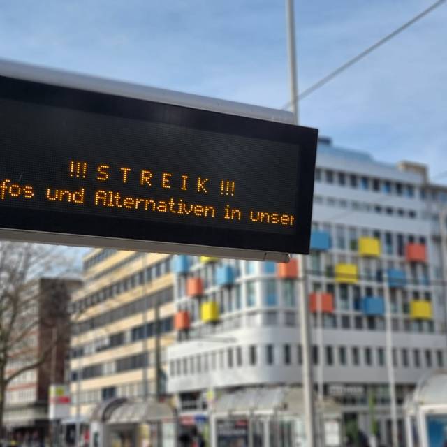 Auf einer Info-Tafel der Rheinbahn informiert das Unternehmen über einen Streik.