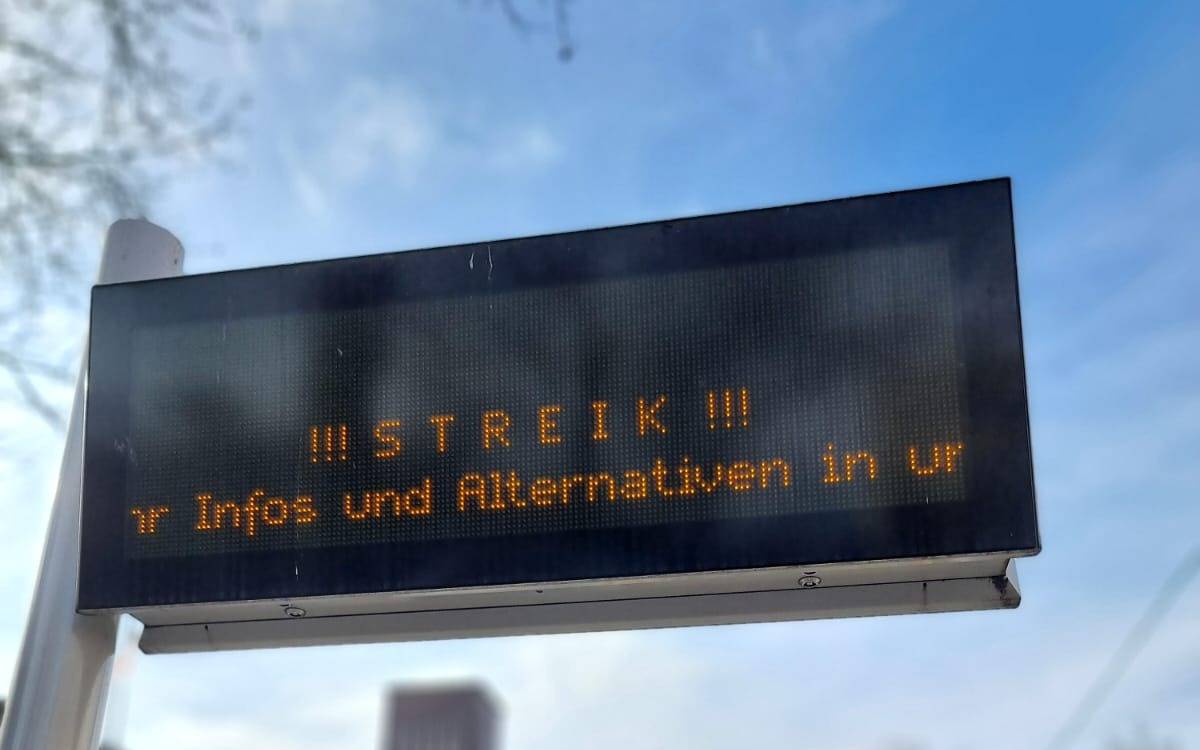 Eine Info-Tafel der am Hauptbahnhof informiert über den Rheinbahn-Streik.