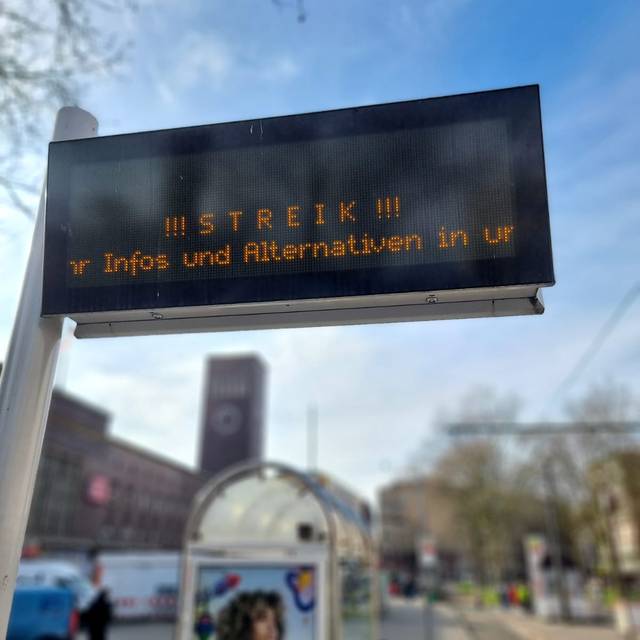 Eine Info-Tafel der am Hauptbahnhof informiert über den Rheinbahn-Streik.