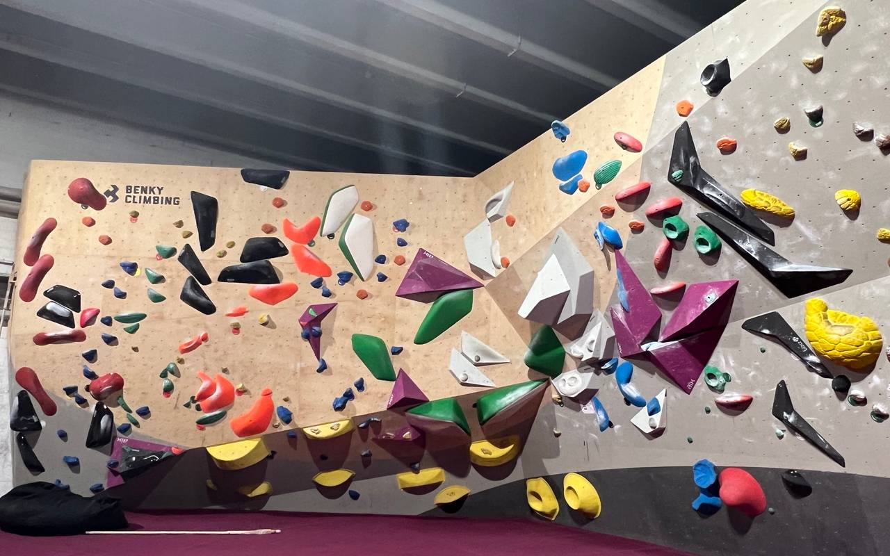 Eine Boulderhalle in Lierenfeld. Routen sind durch Haltegriffe vorgegeben.
