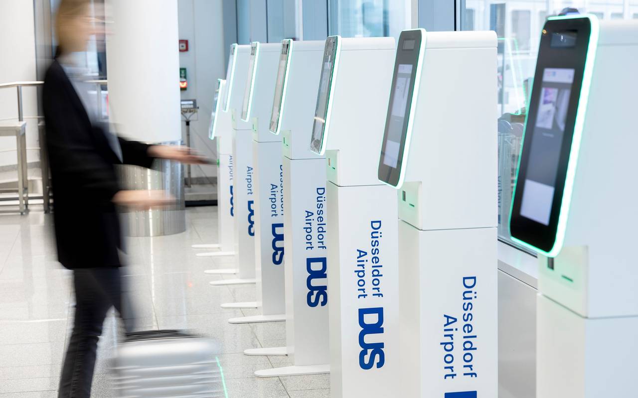 Gepäckschalter am Düsseldorfer Flughafen. Ein Passagier checkt sein Gepäck selber ein.