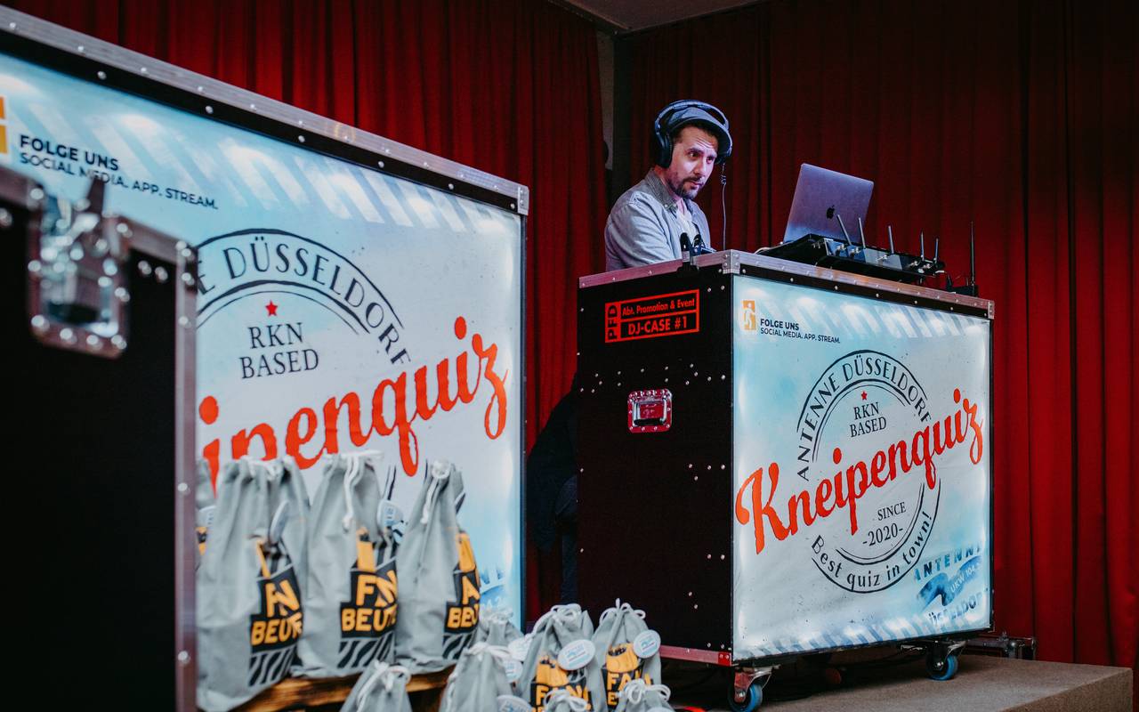 Arne Klüh aus dem Team von Antenne Düsseldorf moderiert das Kneipenquiz.