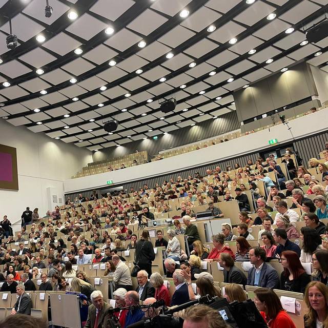 Ein voll besetzter, großer Hörsaal der Heinrich-Heine-Universität.