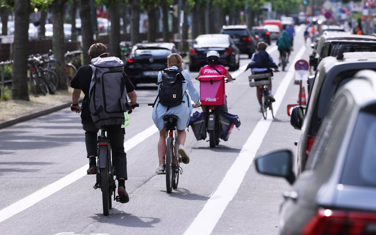 Radverkehr auf dem Radweg auf der Luegallee in Oberkassel.