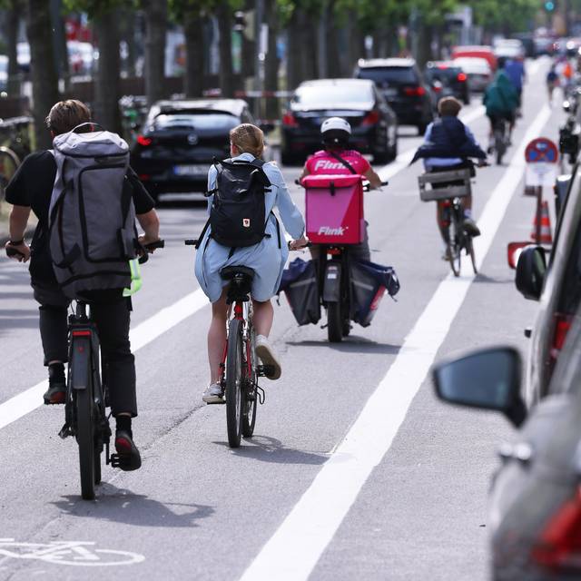 Radverkehr auf dem Radweg auf der Luegallee in Oberkassel.
