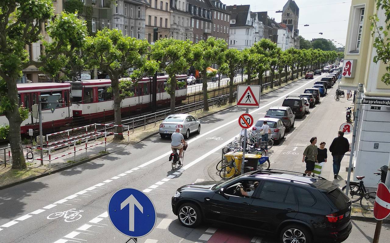 Die Luegallee in Richtung "stadtauswärts". Zu erkenne ist der Radweg und der Hinweis auf Tempo 30 für den Verehr.