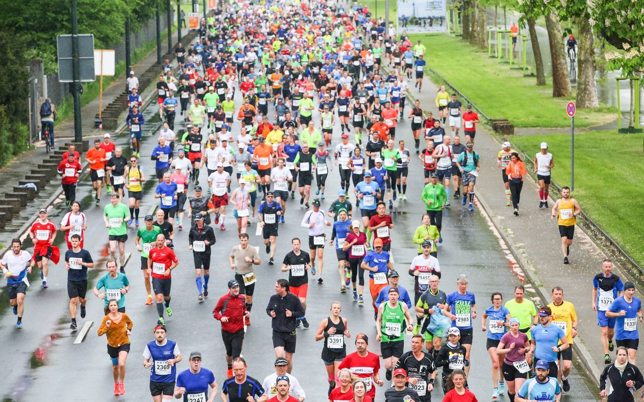 Marathonläufer auf der Strecke des Düsseldorf Marathons