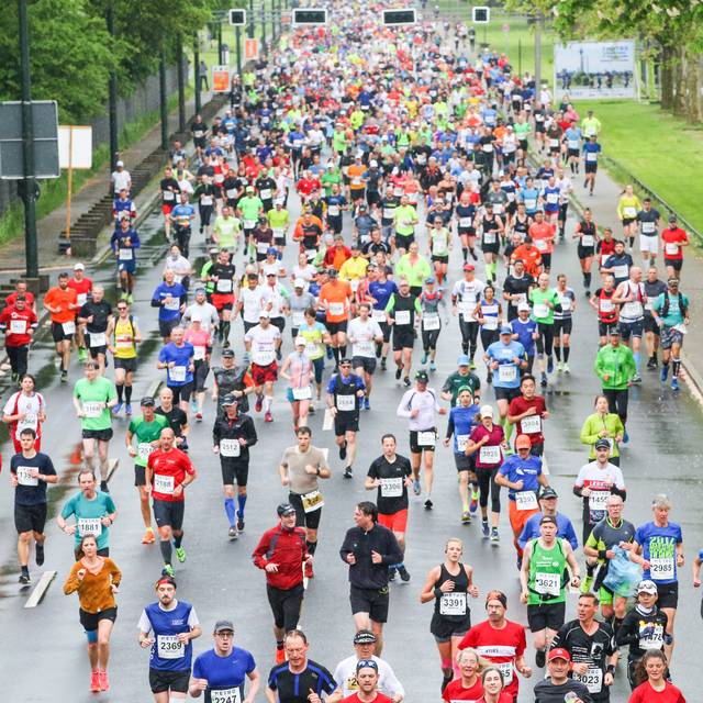 Marathonläufer auf der Strecke des Düsseldorf Marathons
