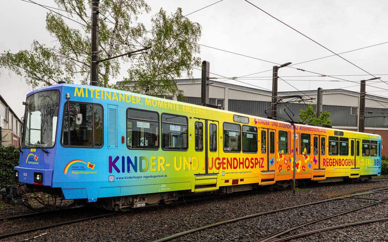 Die Regenbogenland-Bahn der Rheinbahn.