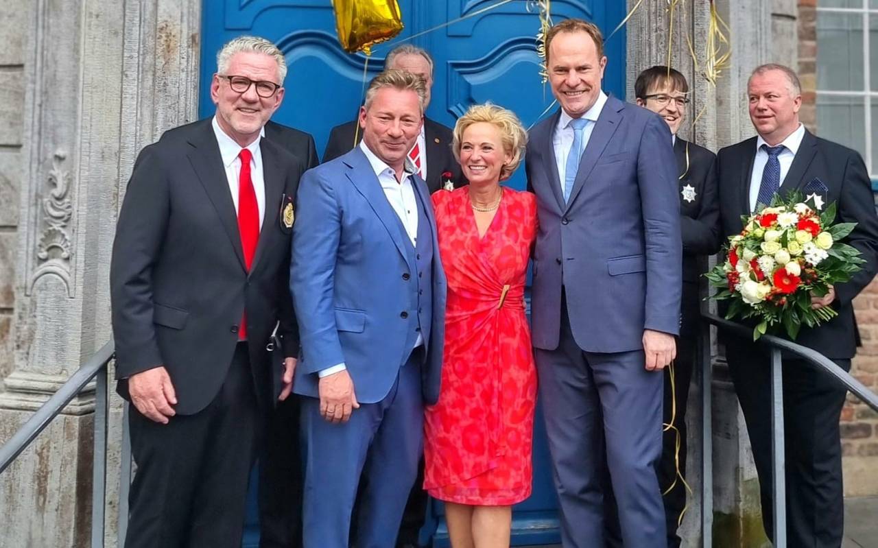 Das Prinzenpaar der Session 2025 Andreas Mauska und Evelyn Werner nach seiner Vorstellung im Rathaus mit CC-Präsident Lothar Hörning und OB Stephan Keller.