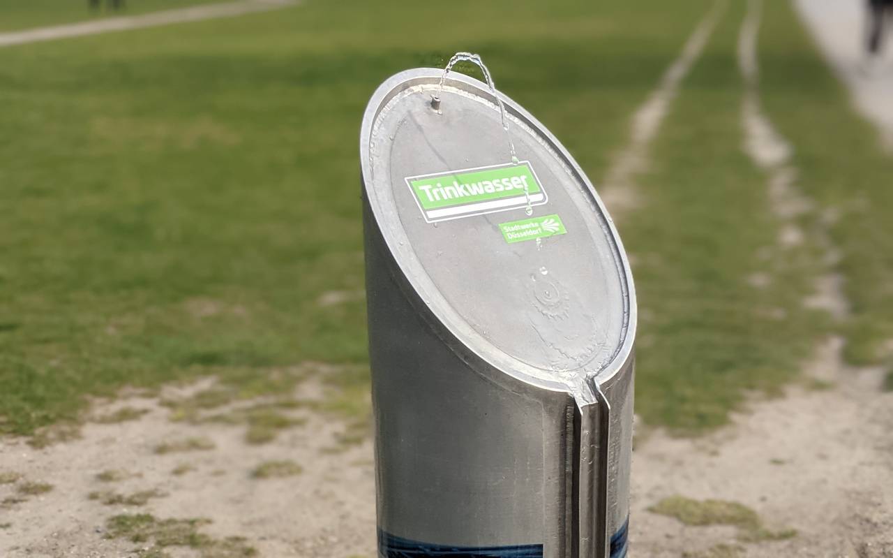 Ein Trinkwasserbrunnen mit sprudeldem Wasser.