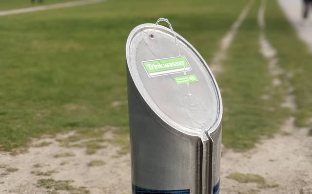 Ein Trinkwasserbrunnen mit sprudeldem Wasser.