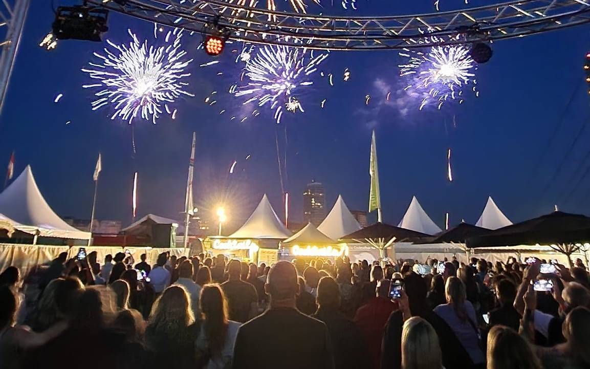 Das Kirmesfeuerwerk über dem Platz der St. Sebastianus Schützen von 1316.