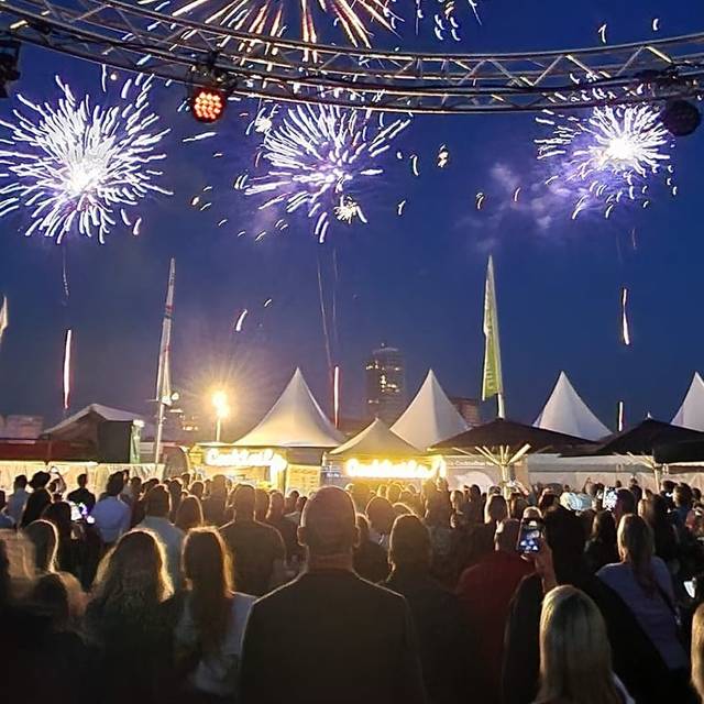 Das Kirmesfeuerwerk über dem Platz der St. Sebastianus Schützen von 1316.