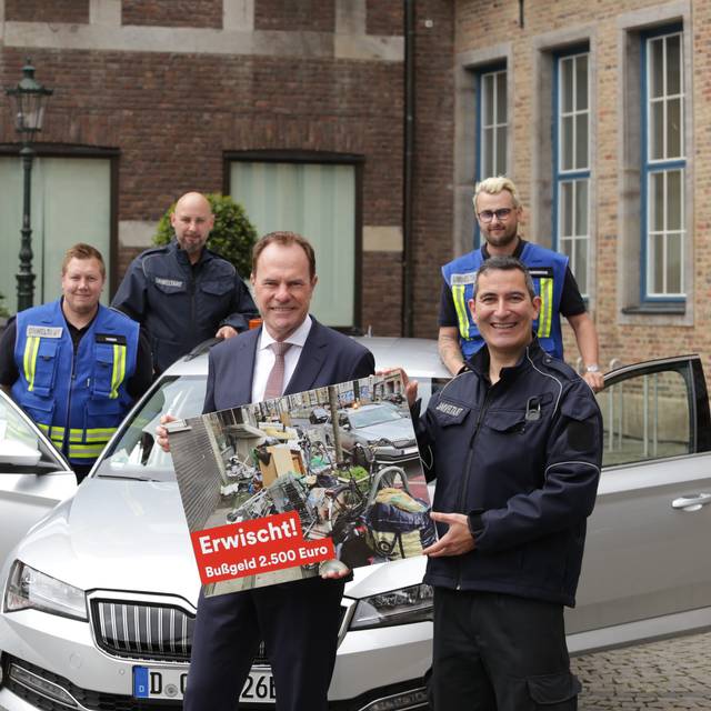 Mülldetektive vor dem Rathaus. Gemeinsam mit Oberbürgermeister Stephan berichten sie über ihre Erfolge.