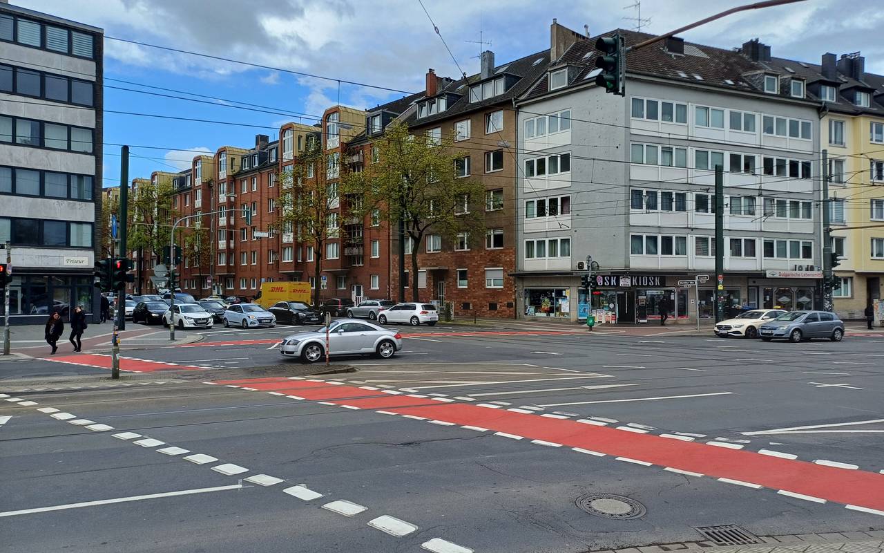 Rot eingefärbte Radwege an der Oberbilker Allee/Kruppstraße