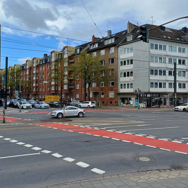 Rot eingefärbte Radwege an der Oberbilker Allee/Kruppstraße