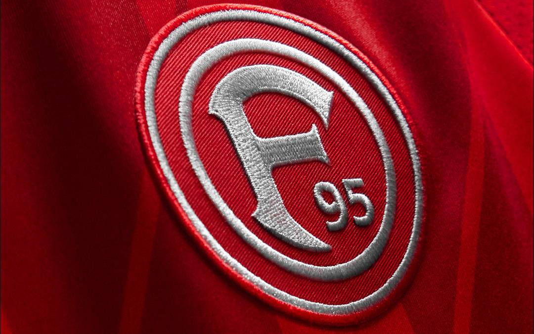Zu sehen ist das Logo von Fortuna Düsseldorf auf einem aktuellen Trikot.