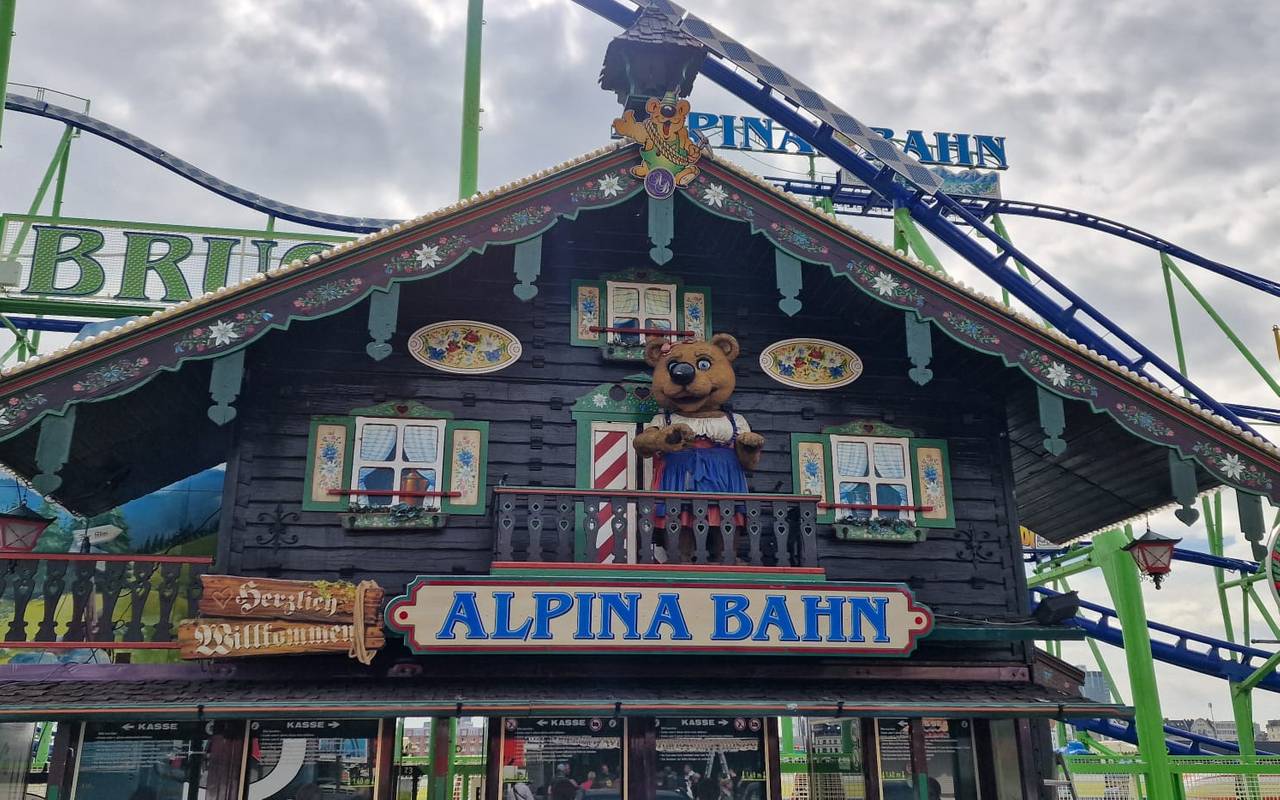 Der Eingangsbereich samt Kasse der Alpinabahn auf der Rheinkirmes.