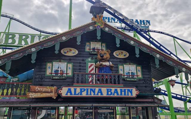 Der Eingangsbereich samt Kasse der Alpinabahn auf der Rheinkirmes.
