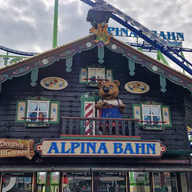 Der Eingangsbereich samt Kasse der Alpinabahn auf der Rheinkirmes.