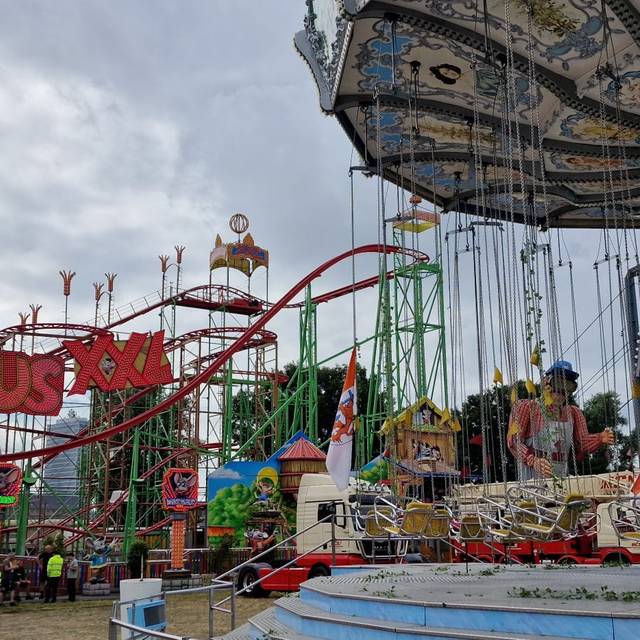 Fahrgeschäfte der größten Kirmes am Rhein.