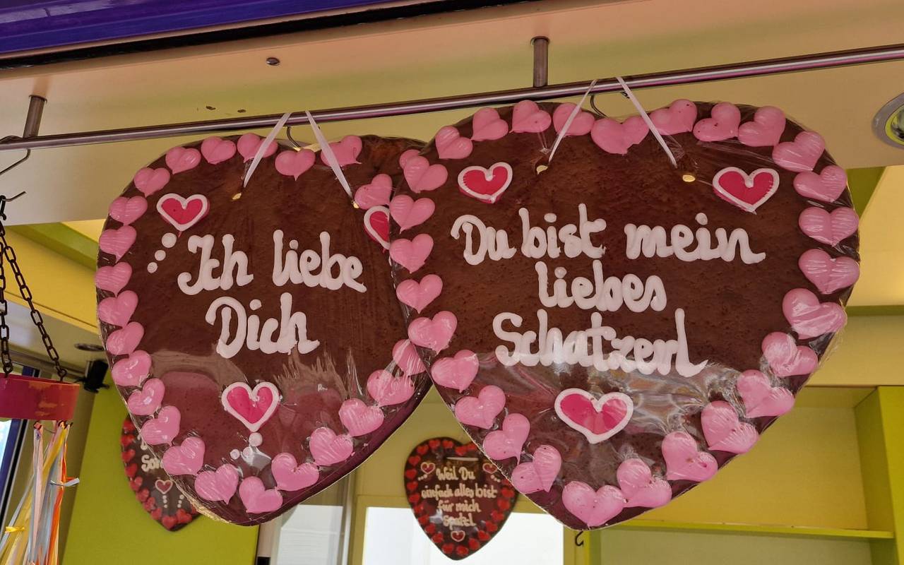 Lebkuchenherzen an einem Stand der Rheinkirmes. Zu lesen ist "Ich liebe dich" und "Du bist mein liebstes Schatzerl."