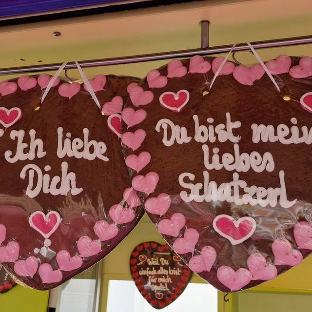Lebkuchenherzen an einem Stand der Rheinkirmes. Zu lesen ist "Ich liebe dich" und "Du bist mein liebstes Schatzerl."