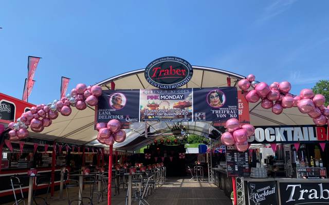 Pink-Monday im Traber-Zelt auf der Rheinkirmes in Düsseldorf.