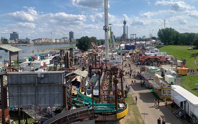 Ein Blick auf die Düsseldorfer Rheinkirmes von der Oberkasseler Brücke.