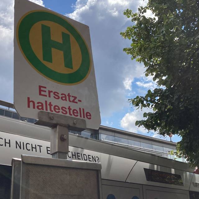 Ein Schild weist auf einen Schienenersatzverkehr hin.