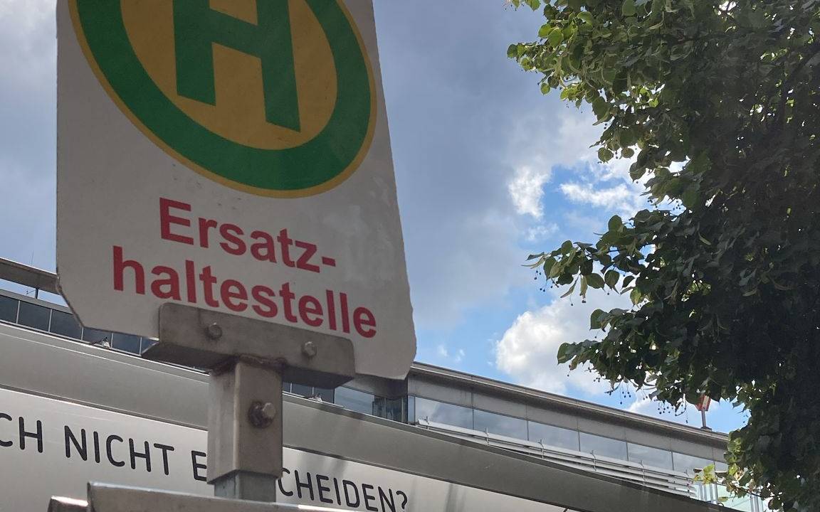 Ein Schild weist auf einen Schienenersatzverkehr hin.