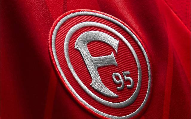 Das Logo von Fortuna Düsseldorf auf einem Trikot.