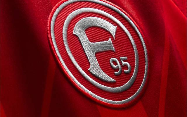 Das Logo von Fortuna Düsseldorf auf einem aktuellen Trikot.