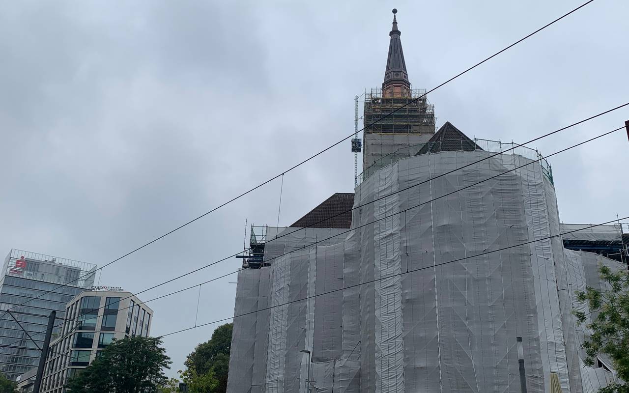 Die Johanneskirche in der Innenstadt. Die Kirche wird aktuell saniert. Deshalb sind auch Gerüste zu erkennen.