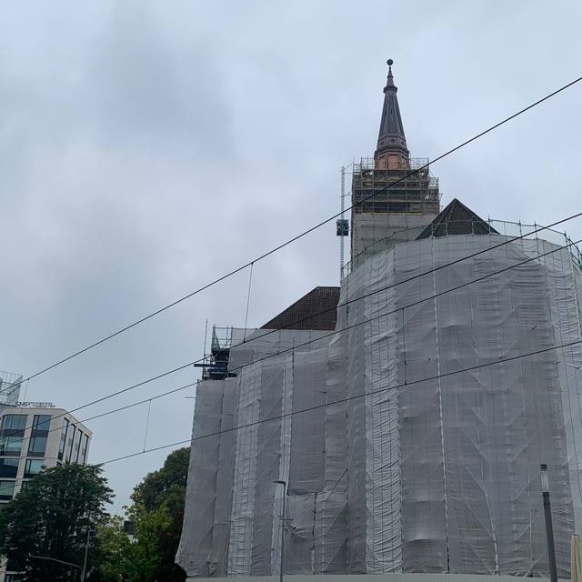 Die Johanneskirche in der Innenstadt. Die Kirche wird aktuell saniert. Deshalb sind auch Gerüste zu erkennen.