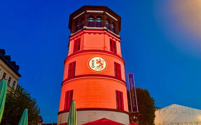 Der Schlossturm in Düsseldorf. Darauf ein projiziertes Logo der Düsseldorfer EG.