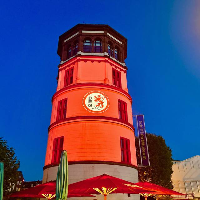 Der Schlossturm in Düsseldorf. Darauf ein projiziertes Logo der Düsseldorfer EG.