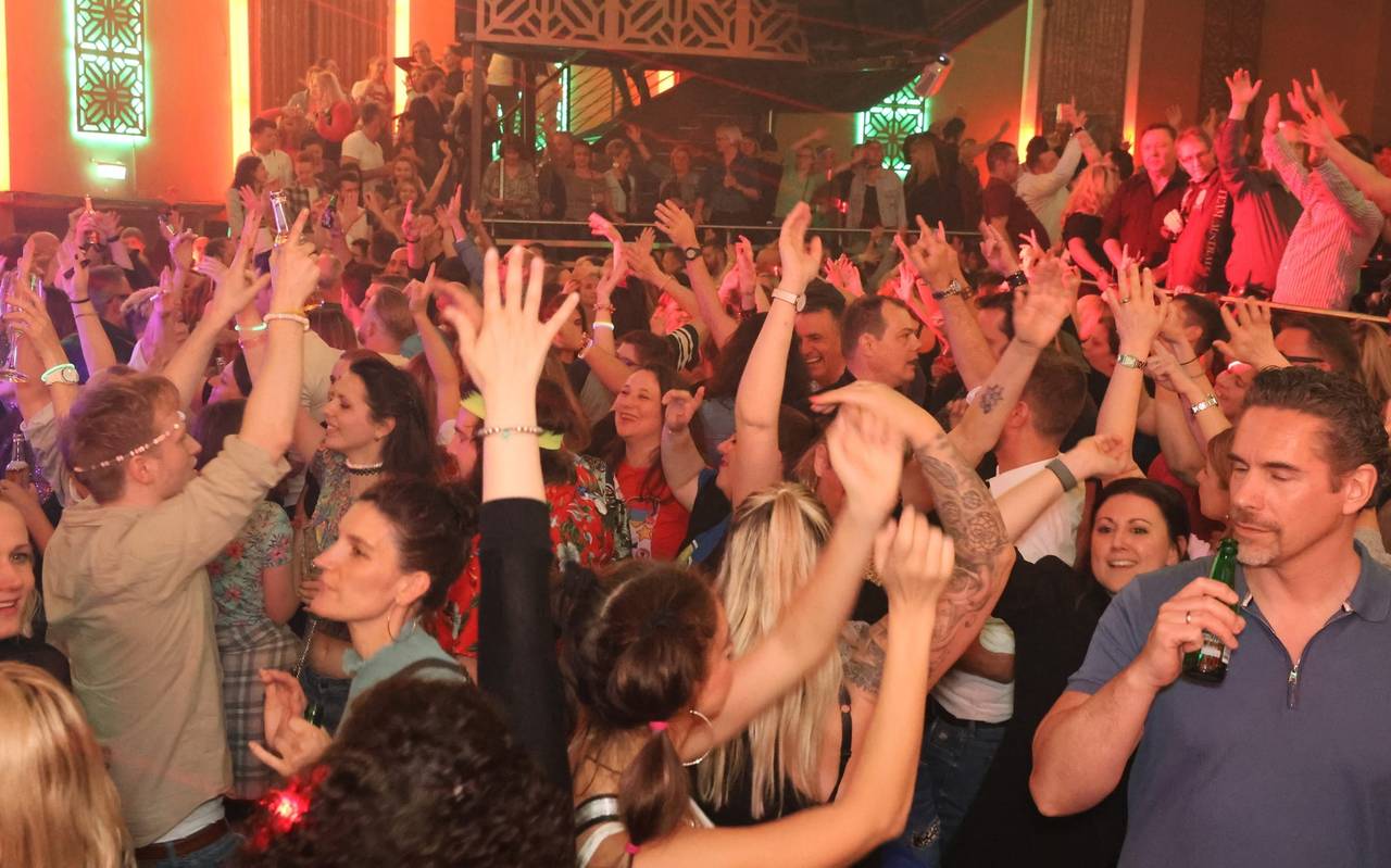Feiernde Menschen bei der letzten 90er-Party von Antenne Düsseldorf in der Nachtresidenz.