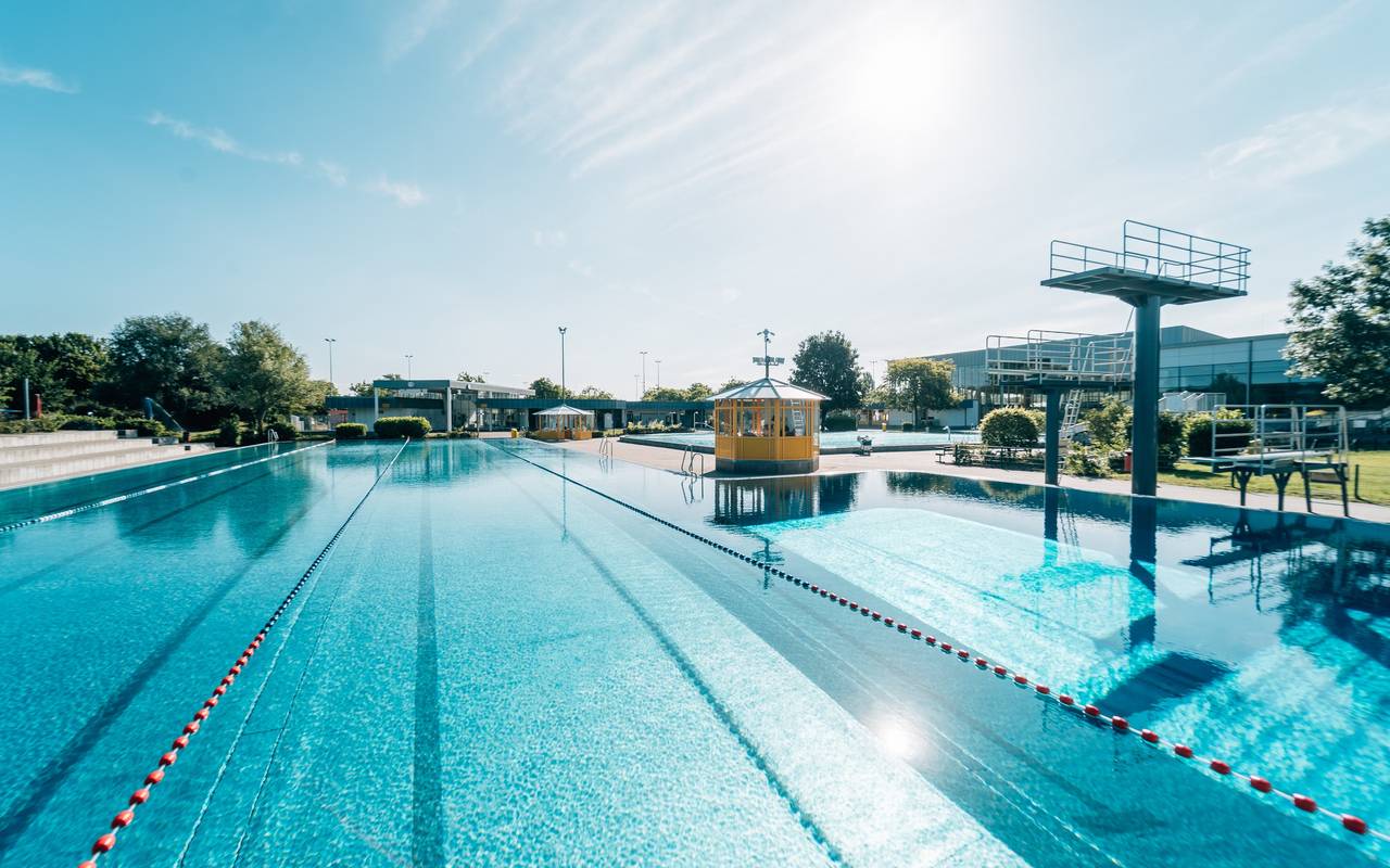 Freibad mit blauem Himmel