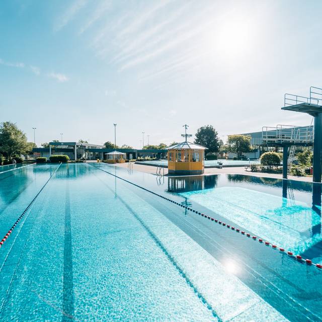 Freibad mit blauem Himmel