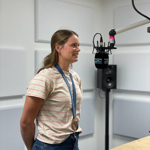 Bronzegewinnerin Leonie Menzel spricht in ein Mikrofon. Sie steht im Studio von Antenne Düsseldorf.
