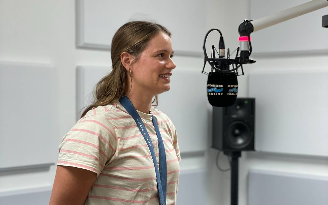 Bronzegewinnerin Leonie Menzel spricht in ein Mikrofon. Sie steht im Studio von Antenne Düsseldorf.
