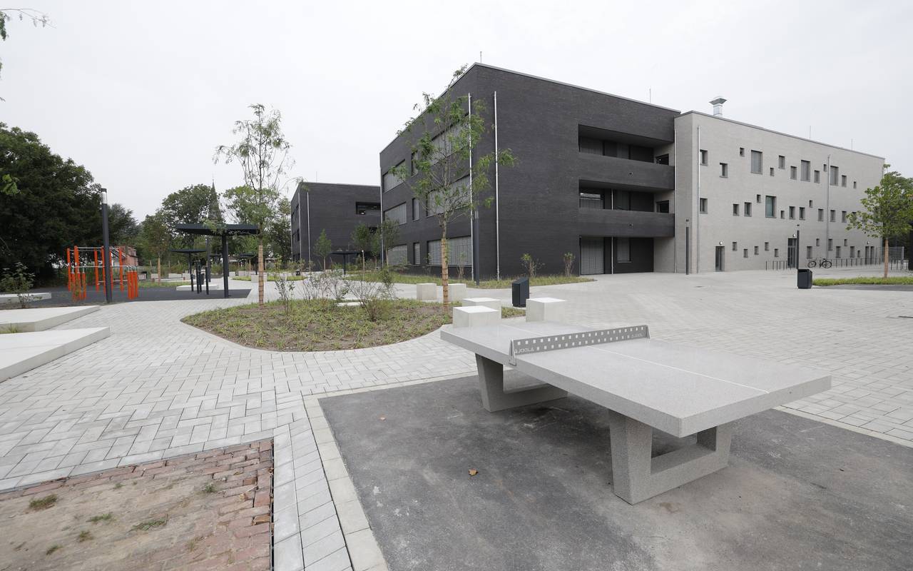 Der Neubau der Realschule an der Borbecker Straße in Rath. Im Vordergrund ist eine Tischtennisplatte. Hintergrund das Schulgebäude.