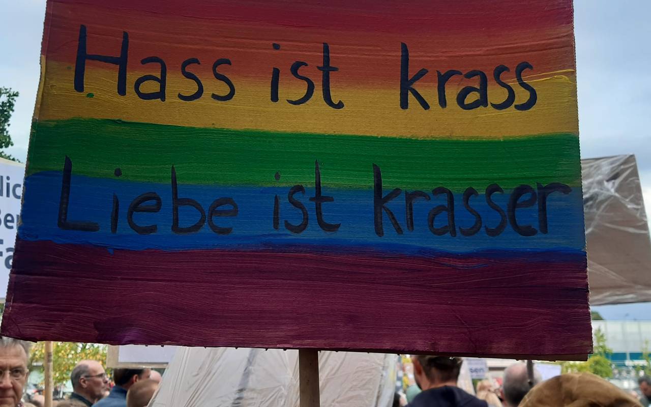 Ein Demo-Plakat in Regenbogenfarben mit dem Satz "Hass ist krass - Liebe ist krasser".