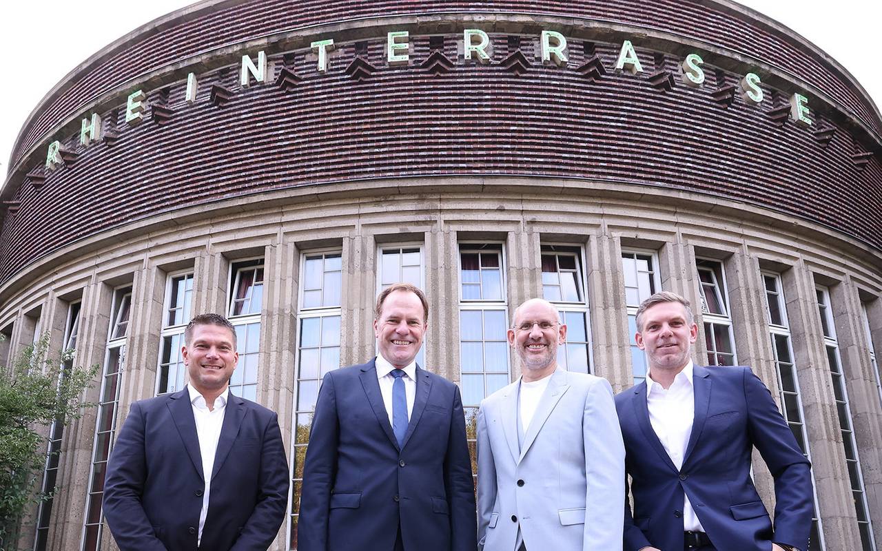 Verantwortliche von D.Live vor der Rheinterrasse Düsseldorf. Auch Oberbürgermeister Stephan Keller ist im Bild.