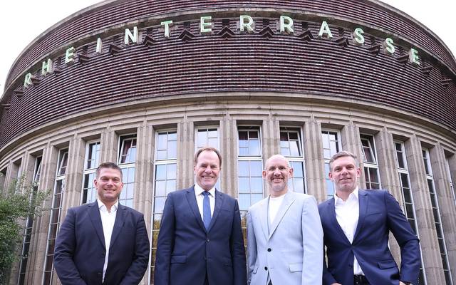 Verantwortliche von D.Live vor der Rheinterrasse Düsseldorf. Auch Oberbürgermeister Stephan Keller ist im Bild.