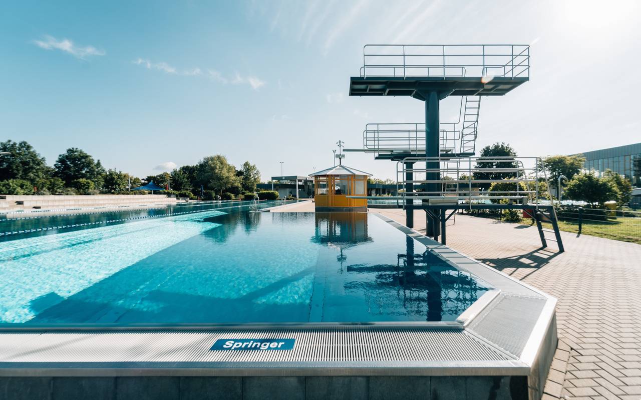 Der Sprungturm des Rheinbades in Stockum.