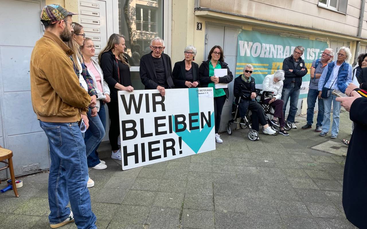 Eine Demo in Golzheim. Menschen protestieren gegen Wohnungsleerstand und Investoren.