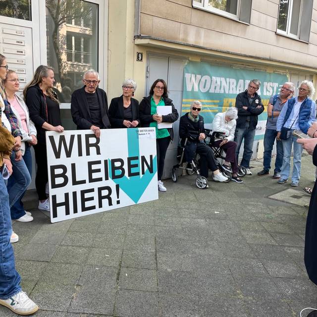 Eine Demo in Golzheim. Menschen protestieren gegen Wohnungsleerstand und Investoren.